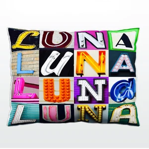 Personalisiertes Kissen mit dem Namen LUNA auf Fotos von tatsächlichen Zeichenbuchstaben - Bild 1 von 1