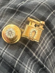 Broche prendedor miniatura encendedor de cigarrillos con brazo abatible rueda dorada vintage (D2025) - Imagen 1 de 13