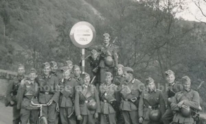 136018: Foto, Gruppenfoto, Grenzübergang, Schlagbaum "Douane Grenze" - Bild 1 von 3