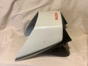 NUEVO EN CAJA 1985 SUZUKI GS700E OEM PLÁSTICO TRASERO BLANCO TRASERO TRASERO CARENADO CUBIERTA CUBIERTA - Imagen 1 de 10