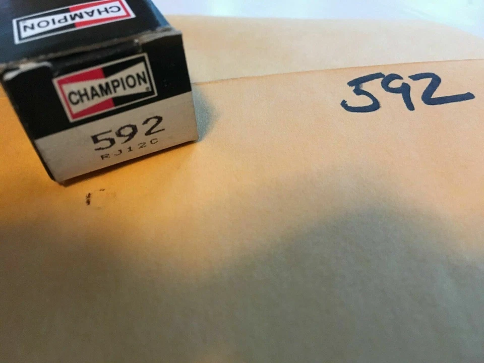  Vela de ignição Champion Copper Plus 592 RJ12C- 1 plugue- - Imagem 1 de 1