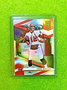 Camiseta con tarjeta refractor Tom Brady Prizm #12 Buccaneers 2020 Panini Elite - Imagen 1 de 12