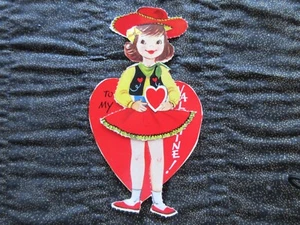 MUÑECA DE PAPEL TARJETA DE SAN VALENTÍN VINTAGE SIN USAR VAQUERA SOSTENIENDO GATITO GRIS - Imagen 1 de 4