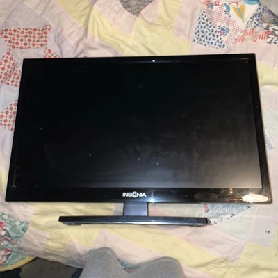 Insignia 19" LED TV NS-19E310NA15  Monitor HDMI USB  - Image 1 of 4