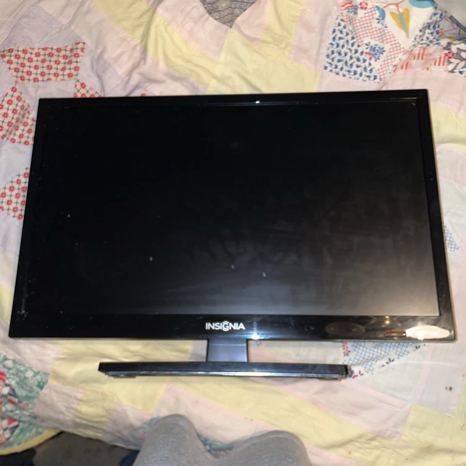 Insignia 19" LED TV NS-19E310NA15  Monitor HDMI USB  - Image 1 of 4