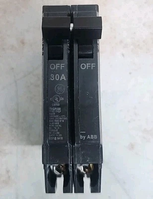 Disyuntor GE THQP THQP230 2 polos 120/240V 30 amperios NNT Foto 1 de 4
