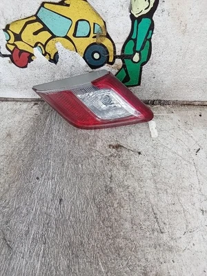 Крышка заднего фонаря 2010 Toyota Camry со стороны пассажира (RR) от оригинального производителя  - Изображение 1 из 3