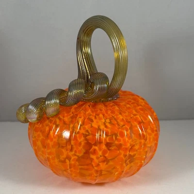 Тыква из оранжевого выдувного стекла с завитым стержнем подписанное судно студийное стекло - Изображение 1 из 4