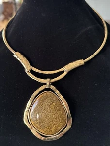 Beautiful Vintage Goldtone  Large Resin Adjusting Torque Necklace Statement - Picture 1 of 4