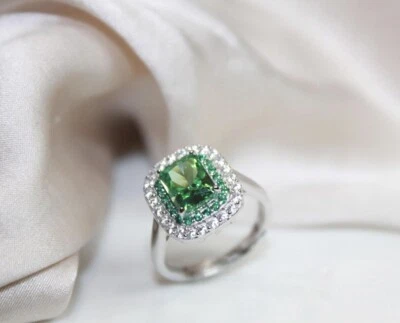 Anello in Argento 925 con pavè di Zirconi bianchi e Zircone centrale verde - Immagine 1 di 2