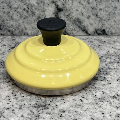 Tapa de tetera de metal de 1,7 cuartos de galón de esmalte amarillo Le Creuset de repuesto Foto 1 de 4
