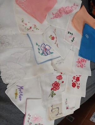 Lote de pañuelos vintage blancos para damas: 16 esquinas florales y 3 - lisos - 2 iniciales Foto 1 de 4