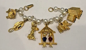 BRACCIALE CHARM VINTAGE FIRMATO FINTA PERLA E PLACCATO ORO - Foto 1 di 6