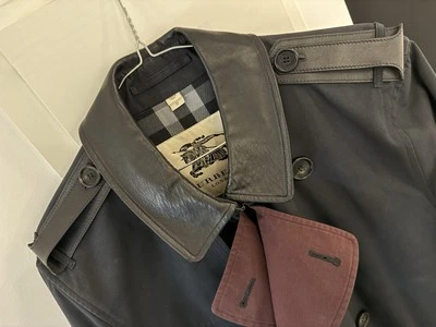 Gabardina clásica azul marino de Burberry para hombre Foto 1 de 4