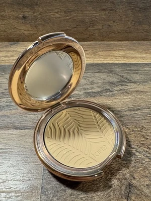 Base en polvo desenfocante de arcilla amazónica Tarte 0,28 oz 20N LUZ NEUTRA Foto 1 de 4