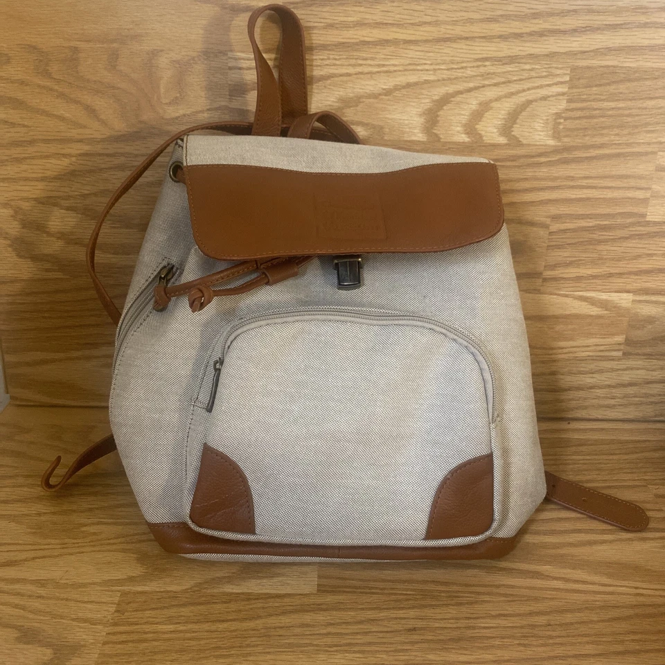 Mochila de cuero y lona con logotipo del museo Georgia O’Keffe de Bellino Foto 1 de 4