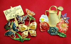 2 Tona Sommer Frühling Stecknadeln Blumen Wasserkanne frei Schmetterlinge Emaille goldfarben EUC - Bild 1 von 5