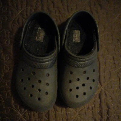 Crocs Niño Unisex Negro con Forro Negro Zueco Estilo Zapato, Talla J 2 Foto 1 de 4