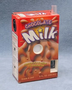 FOTOCAMERA PELLICOLA IN PLASTICA RIUTILIZZABILE 35MM TRAVESTITA DA FINTO CARTONE LATTE CIOCCOLATO - Foto 1 di 2