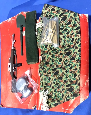 复古 1965 年 Fighting Yank 配件 #3309 野营套装 — 第 1/3 张图片