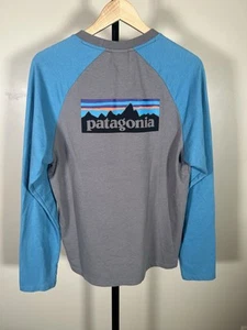 Felpa Pullover Patagonia $65 P-6 Logo Blu Grigio Leggera Escursione Campeggio Taglia M - Foto 1 di 11