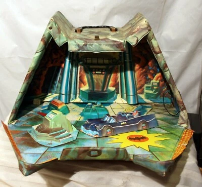 VINTAGE JUSTICE LEAGUE BAT CAVE BatMan PLAYSET IDEAL 1966 COM CARRO - Imagem 1 de 4