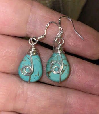 Pendientes Artesanales Hechos a Mano Envoltura de Alambre Azul Turquesa Cuelga Lágrima JMes Joyería Foto 1 de 4