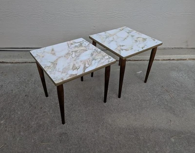 Par de mesas auxiliares vintage modernas cuadradas de mediados de siglo imitación mármol formica W27 Foto 1 de 4