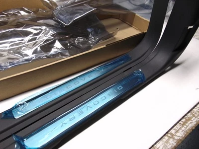 NUEVO Par de placas de patada de alféizares de puerta delantera originales Land Rover Discovery Sport LUNAR  Foto 1 de 4