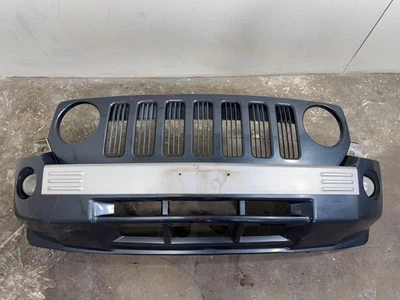 Conjunto de cubierta de parachoques delantero Jeep Patriot 2007-2010 con rejilla OEM Foto 1 de 4