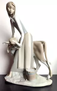 Auszug Porzellanfigur #4813 ""Mädchen melkende Kuh"". 13 groß, neuwertig - Bild 1 von 6