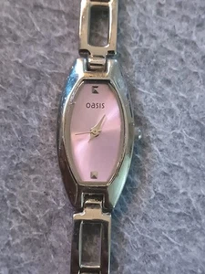 Orologio al quarzo tono argento con quadrante rosa lucido da donna Oasis - Foto 1 di 7