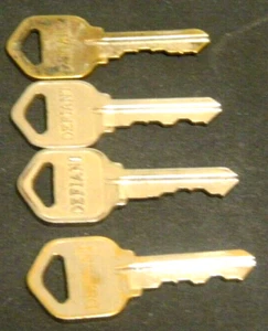 4 - Vtg Defiant Keys 2-33142, 1-13552, 1-45422   2" - Picture 1 of 2