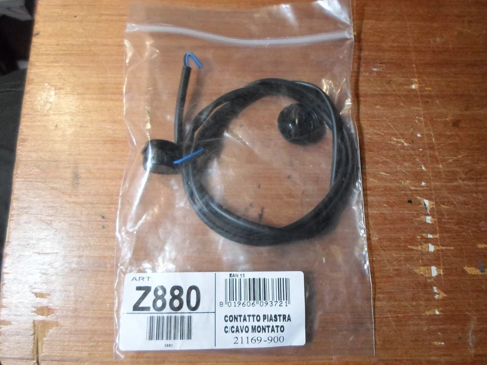 Givi Z880 Electrical contact for mount plate to Brakelight fitted top cases - image 1 of 1