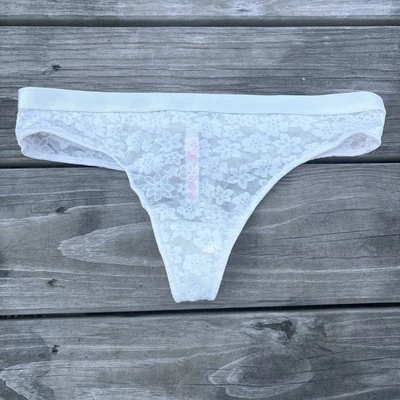 Calcinha fio dental de renda rosa Victoria's Secret Wear Everywhere branca tamanho M - Imagem 1 de 4