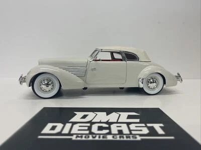 Signature 1/18 Scale Diecast 18112 - 1937 Cord 812 Supercharged - White PREOWNED - Image 1 of 4