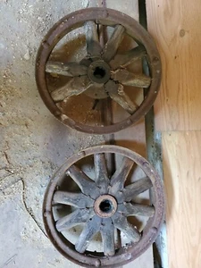 Rusty Wheel With Wood Wheel Wall Decoration Antique - Picture 1 of 1