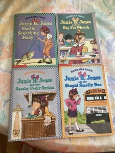 A lot of 4 Junie B Jones books,for young adults. - Imagen 1 de 6