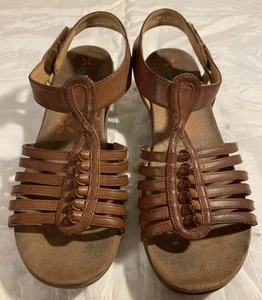 Bare Traps Brown T- Strap Sandal Woman 8.5 W Comfort Memory Foam Hermine - Picture 1 of 8