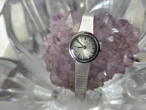 Reloj Timex Vintage Años 70 Mujer 18mm Tono Plata Cuerda Manual  - Imagen 1 de 10