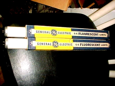 ANTIQUE FLUORESCENT LAMPS PAIR 14 WATT WARM WHITE GE T-12 NOS BOXED - Image 1 of 3