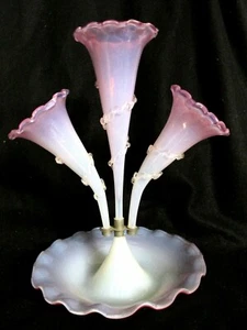 ANTICO/VECCHIO EPERGNE VETRO OPALESCENTE MIRTILLO CHIARO 3 CORNI CON RIGAREE - Foto 1 di 6