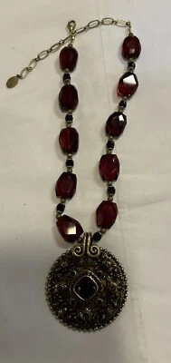 Collar ajustable colgante tono dorado Michal Golán con bolsa de piedras rojas arándano Foto 1 de 4