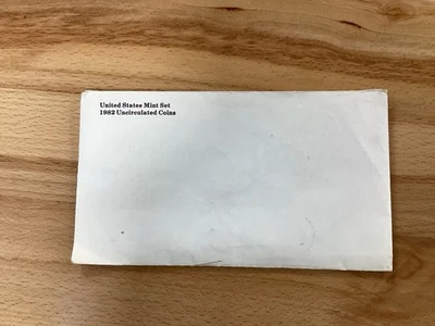 1982-PD US Mint Set of 10 BU Coins from Numismatic News-Coins Magazine   E1652 - Image 1 of 4