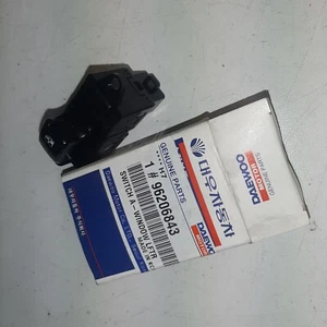 96206843 PULSANTE ALZAVETRI ALZA-CRISTALLO PORTA per DAEWOO LEGANZA - Foto 1 di 2