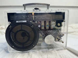 Radio portátil vintage Dapy Lucite FM/LW/MW con neón rosa Francia años 80 funcionando - Imagen 1 de 8