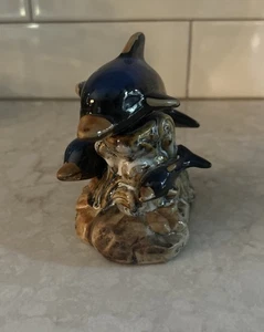 CERÁMICA ESMALTADA 3 DELFINES AZULES MONTANDO UNA OLA FIGURA USADA Decoración de manto LEER DE COLECCIÓN - Imagen 1 de 6