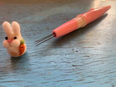 Herramienta de fieltro de aguja Heidifeathers® rosa pluma 3 agujas - fieltro mango múltiple - Imagen 1 de 4