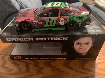 Danica Patrick #10 Go Daddy 2015 1/24 color rosa cromo NASCAR 1 de 72-raro Foto 1 de 2