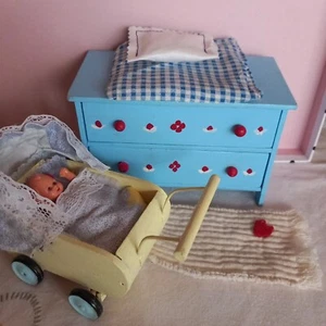 Puppenwagen für Puppenstube, Wickelkommode, Püppchen, 1 : 12, Kissengarnitur, - Bild 1 von 10